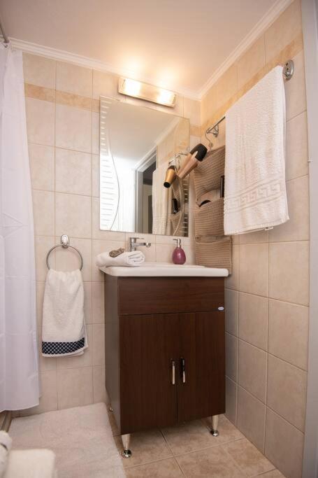 Lovely,Central, Spacious 2-Bedrooms Apartment Пирей Экстерьер фото